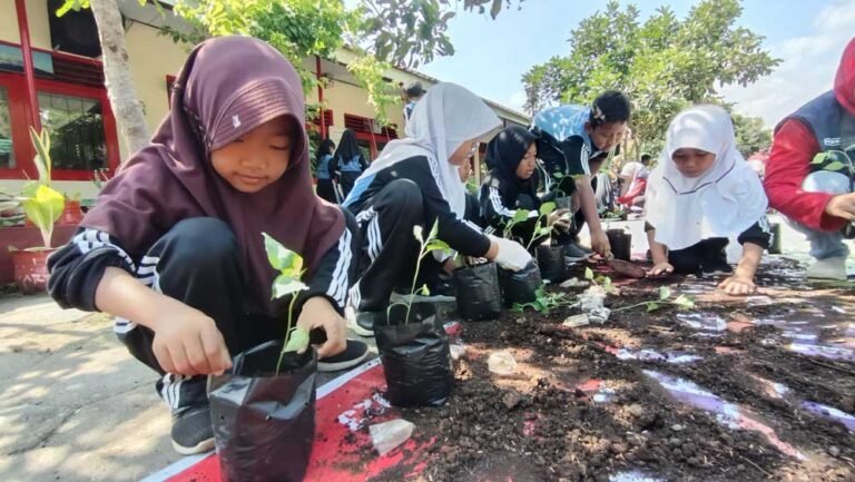 Pemkab Semarang melalui Dispertanikap menggelar program kaderisasi petani dengan menyasar pelajar di SDN Beji 01, Ungaran Timur, Jumat 26 September 2025. Langkah ini dilakukan karena mayoritas petani berusia di atas 45 tahun. Penyuluh pertanian diterjunkan ke sekolah untuk mengenalkan hortikultura lewat praktik menanam bibit.