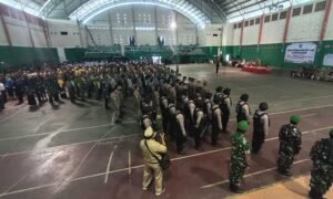 Forkopimda bersama masyarakat Kabupaten Semarang menggelar apel, doa bersama, dan deklarasi damai di GOR Pandanaran Wujil, Senin (1/9/2025). Dipimpin Bupati Ngesti Nugraha, kegiatan ini untuk menjaga kondusivitas wilayah. Aparat TNI-Polri hingga pelajar terlibat aktif, sementara Kapolres menegaskan kesiapsiagaan dalam mengantisipasi potensi gangguan.