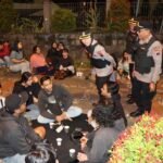 Polres Salatiga dan Polres Semarang menggelar patroli skala besar pada Sabtu malam hingga Minggu dinihari di wilayah Ungaran–Salatiga–Ambarawa. Ratusan personel diterjunkan usai apel di Blotongan untuk menyusuri titik rawan kriminalitas. Patroli ini bertujuan menjaga kamtibmas, mencegah balap liar, dan memastikan keamanan masyarakat.