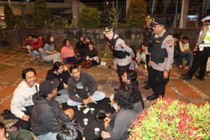 Polres Salatiga dan Polres Semarang menggelar patroli skala besar pada Sabtu malam hingga Minggu dinihari di wilayah Ungaran–Salatiga–Ambarawa. Ratusan personel diterjunkan usai apel di Blotongan untuk menyusuri titik rawan kriminalitas. Patroli ini bertujuan menjaga kamtibmas, mencegah balap liar, dan memastikan keamanan masyarakat.