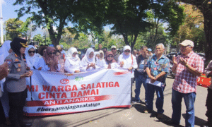 Sejumlah elemen masyarakat lintas agama Kota Salatiga menggelar aksi damai dan doa bersama di depan Mapolres Salatiga pada Minggu (31/8/2025). Aksi ini dilakukan sebagai bentuk dukungan terhadap Polres pasca unjuk rasa ricuh. Melalui doa lintas agama, mereka menyerukan persatuan dan menolak aksi anarkis demi menjaga kota tetap aman dan kondusif.