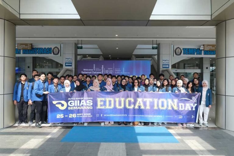 GIIAS Semarang 2025 menghadirkan Education Day bagi mahasiswa dan pelajar oleh GIIAS Project Director Abiyoso Wietono di Muladi Dome UNDIP, 25–26 September 2025. Program ini digelar untuk mengenalkan teknologi otomotif terbaru. Peserta mengikuti tur pameran, diskusi interaktif, hingga pengalaman langsung dengan kendaraan modern.