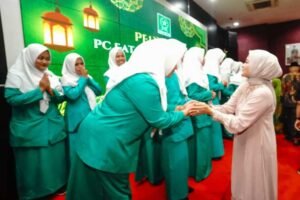 Pelantikan pengurus Fatayat NU Kota Salatiga digelar di Mini Theater DPRD, dihadiri Wakil Wali Kota Nina Agustin dan Ketua Fatayat NU Jateng Hj. Tazkiyyatul Muthmainnah. Ketua PC Fatayat NU Salatiga, Arna Asna Anisa, menegaskan komitmen mencegah pernikahan anak, sementara Nina menekankan peran strategis Fatayat dalam pemberdayaan perempuan.