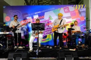 GIIAS Semarang 2025 berlangsung 24–28 September di Muladi Dome, Universitas Diponegoro. Acara ini menghadirkan pameran otomotif, hiburan musik, serta Car Community Meet Up. Tujuannya mempererat hubungan industri otomotif dengan masyarakat. Pengunjung menikmati penampilan band lokal dan komunitas mobil melalui konsep show-off cars secara interaktif.