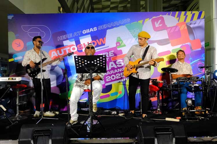 GIIAS Semarang 2025 berlangsung 24–28 September di Muladi Dome, Universitas Diponegoro. Acara ini menghadirkan pameran otomotif, hiburan musik, serta Car Community Meet Up. Tujuannya mempererat hubungan industri otomotif dengan masyarakat. Pengunjung menikmati penampilan band lokal dan komunitas mobil melalui konsep show-off cars secara interaktif.