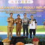 Ratusan petani se-Jawa Tengah mengikuti Gerakan Petani Peduli Inflasi di GOR Banyusidi, Magelang, Senin (22/9/2025). Acara kolaborasi BI Jateng dan Pemprov ini fokus menjaga stabilitas harga cabai melalui bibit unggul, pupuk organik, serta digitalisasi distribusi. BI mencatat inflasi Jateng terkendali di 2,48% berkat kontribusi cabai.