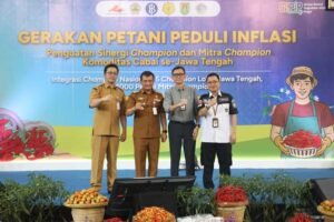 Ratusan petani se-Jawa Tengah mengikuti Gerakan Petani Peduli Inflasi di GOR Banyusidi, Magelang, Senin (22/9/2025). Acara kolaborasi BI Jateng dan Pemprov ini fokus menjaga stabilitas harga cabai melalui bibit unggul, pupuk organik, serta digitalisasi distribusi. BI mencatat inflasi Jateng terkendali di 2,48% berkat kontribusi cabai.