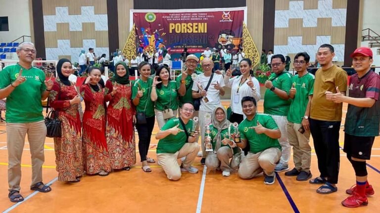 PORSENI INI-IPPAT Jawa Tengah 2025 digelar meriah di GOR Gelarsena Klaten pada 19–20 September, diikuti 30 Pengda se-Jateng. Ajang ini melombakan cabang olahraga dan seni sebagai sarana silaturahmi notaris serta PPAT. Kabupaten Semarang meraih empat piala, menegaskan solidaritas dan kekompakan anggota.