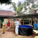 Warga Desa Sumber Agung IV, Secang, Magelang, mengolah sampah dapur jadi berkah sejak hadirnya program Pemberdayaan Desa Binaan UNS. Dengan budidaya maggot, lele, dan ayam KUB, mereka menciptakan sistem pertanian terpadu ramah lingkungan. Inovasi ini mendorong kemandirian pangan, pencegahan stunting, serta tambahan penghasilan keluarga.