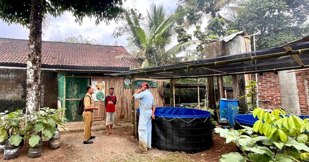 Warga Desa Sumber Agung IV, Secang, Magelang, mengolah sampah dapur jadi berkah sejak hadirnya program Pemberdayaan Desa Binaan UNS. Dengan budidaya maggot, lele, dan ayam KUB, mereka menciptakan sistem pertanian terpadu ramah lingkungan. Inovasi ini mendorong kemandirian pangan, pencegahan stunting, serta tambahan penghasilan keluarga.