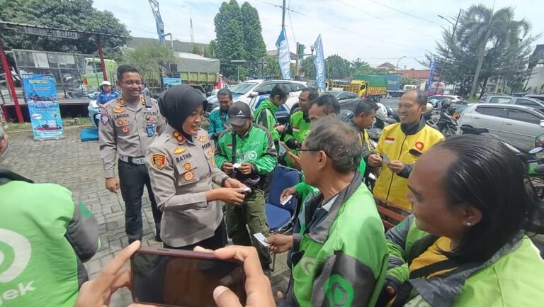 Satlantas Polres Semarang menggelar layanan servis motor gratis bagi 50 driver ojol di Benteng Willem II, Ungaran, Kamis–Jumat (18–19/9/2025). Kegiatan dipimpin Kapolres AKBP Ratna Quratul Ainy ini bertujuan meningkatkan keselamatan berkendara. Selain servis ringan dan ganti oli, peserta juga mendapat voucher belanja.