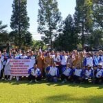 KONI Kota Salatiga menolak Permenpora No 14/2024 yang dinilai membatasi kemandirian organisasi olahraga. Aspirasi disampaikan usai upacara Haornas 2025 di halaman Pemkot Salatiga, dipimpin Agus Purwanto bersama insan olahraga. Mereka mengenakan pita hitam dan membawa spanduk protes secara tertib, lalu menyerahkan aspirasi ke wali kota dan DPRD.