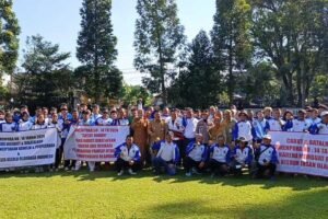 KONI Kota Salatiga menolak Permenpora No 14/2024 yang dinilai membatasi kemandirian organisasi olahraga. Aspirasi disampaikan usai upacara Haornas 2025 di halaman Pemkot Salatiga, dipimpin Agus Purwanto bersama insan olahraga. Mereka mengenakan pita hitam dan membawa spanduk protes secara tertib, lalu menyerahkan aspirasi ke wali kota dan DPRD.