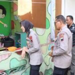 Kericuhan unjuk rasa di sekitar Mapolres Salatiga, Jawa Tengah, Jumat (29/8/2025), berdampak pada warga, termasuk ibu hamil dan lansia yang terkena gas air mata. Kapolres AKBP Veronica bersama Tim Dokkes memberikan perawatan medis dan bantuan, sembari menyampaikan permohonan maaf serta memastikan keamanan kota tetap kondusif.