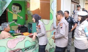Kericuhan unjuk rasa di sekitar Mapolres Salatiga, Jawa Tengah, Jumat (29/8/2025), berdampak pada warga, termasuk ibu hamil dan lansia yang terkena gas air mata. Kapolres AKBP Veronica bersama Tim Dokkes memberikan perawatan medis dan bantuan, sembari menyampaikan permohonan maaf serta memastikan keamanan kota tetap kondusif.