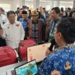 Komisi II DPR RI melakukan kunjungan ke Mal Pelayanan Publik (MPP) Tuntang, Kabupaten Semarang, Rabu (17/9/2025). Ketua Tim Mohammad Toha menilai pelayanan sudah baik, namun memberi masukan soal jaringan internet, fasilitas fisik, dan privasi layanan. Pemkab berkomitmen perbaikan bertahap bersama pemerintah pusat dan provinsi.