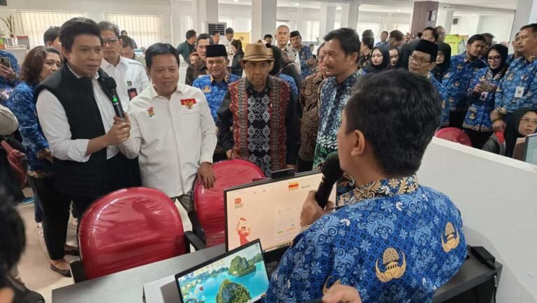 Komisi II DPR RI melakukan kunjungan ke Mal Pelayanan Publik (MPP) Tuntang, Kabupaten Semarang, Rabu (17/9/2025). Ketua Tim Mohammad Toha menilai pelayanan sudah baik, namun memberi masukan soal jaringan internet, fasilitas fisik, dan privasi layanan. Pemkab berkomitmen perbaikan bertahap bersama pemerintah pusat dan provinsi.