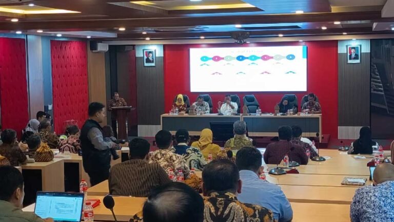 Komisi IX DPR RI melakukan kunjungan kerja ke Setda Kabupaten Semarang, Jumat (12/9/2025), membahas isu ketenagakerjaan seperti UMK, pelatihan tenaga kerja, dan proteksi industri garmen. Edy Wuryanto menekankan perlunya regulasi UMK lebih kuat, dukungan pelatihan vokasi, serta evaluasi regulasi impor demi melindungi pekerja dan industri lokal.