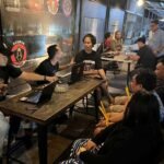 Satreskrim Polres Salatiga berhasil membongkar sindikat pembobolan rekening bank senilai Rp750 juta yang dilakukan tiga pelaku asal Sidrap, Sulsel. Kasus bermula dari laporan nasabah asal Salatiga setelah ATM diganti dengan KTP palsu di Parepare. Polisi menyita KTP palsu, ATM, ponsel, hingga motor, dan menjerat pelaku dengan pasal berlapis.