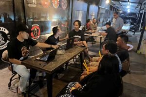 Satreskrim Polres Salatiga berhasil membongkar sindikat pembobolan rekening bank senilai Rp750 juta yang dilakukan tiga pelaku asal Sidrap, Sulsel. Kasus bermula dari laporan nasabah asal Salatiga setelah ATM diganti dengan KTP palsu di Parepare. Polisi menyita KTP palsu, ATM, ponsel, hingga motor, dan menjerat pelaku dengan pasal berlapis.
