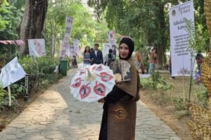 Siswa-siswi School of Life Lebah Putih Salatiga berpartisipasi dalam Festival Payung Indonesia 2025 di Surakarta pada 5–7 September. Mereka berkolaborasi bersama orang tua dan guru menciptakan karya seni penuh imajinasi. Menurut Kepala SD Bayu, nilai utama terletak pada proses belajar kolaboratif, empati, dan pemecahan masalah.