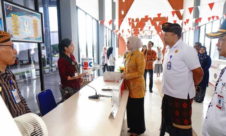 Wakil Wali Kota Salatiga, Nina Agustin meninjau fasilitas Terminal Tipe A Tingkir, Selasa (2/9/2025) sore. Kunjungan didampingi Kepala Terminal Vicky Chandra Yanuar yang meminta arahan untuk memaksimalkan pelayanan, terutama bagi difabel. Nina mendukung penuh pembangunan sarana prasarana ramah disabilitas melalui evaluasi dan peningkatan fasilitas umum.