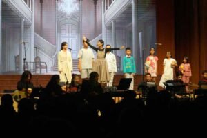 Drama musikal legendaris The Sound of Music dipentaskan Kursus Musik UKSW bersama Voice of SWCU di Balairung Universitas, baru-baru ini. Pertunjukan ini menghadirkan siswa UKSW dengan kostum tokoh dan alunan musik klasik. Konser perdana ini digelar untuk evaluasi pembelajaran sekaligus memberi pengalaman berharga bagi para peserta.