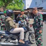 Kodim 0714/Salatiga bersama Polres, Dishub, dan Satpol PP melaksanakan penyekatan humanis di akses menuju Alun-alun Salatiga, Senin (1/9/2025). Dipimpin Dandim Letkol Inf Guvta Alugoro Koedoes, kegiatan ini bertujuan mencegah perusuh dan menjaga kondusivitas dengan pemeriksaan identitas serta pengaturan lalu lintas tanpa mengganggu aktivitas warga.