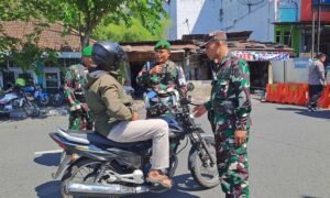 Kodim 0714/Salatiga bersama Polres, Dishub, dan Satpol PP melaksanakan penyekatan humanis di akses menuju Alun-alun Salatiga, Senin (1/9/2025). Dipimpin Dandim Letkol Inf Guvta Alugoro Koedoes, kegiatan ini bertujuan mencegah perusuh dan menjaga kondusivitas dengan pemeriksaan identitas serta pengaturan lalu lintas tanpa mengganggu aktivitas warga.