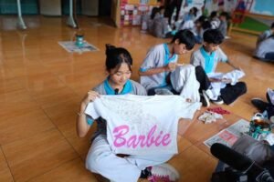 SMP Stella Matutina mengadakan kegiatan kokurikuler membatik bersama di aula sekolah pada 22–24 September 2025. Acara diikuti 177 peserta, melibatkan Komunitas Soramata yang mengajarkan batik ramah lingkungan. Tujuannya memperkuat karakter siswa, melestarikan budaya, sekaligus menanamkan kepedulian terhadap lingkungan melalui penggunaan pewarna alami.