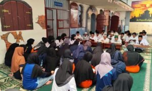 Petugas dan warga binaan Rutan Salatiga menggelar doa bersama untuk negeri pada Senin (1/9/2025). Kegiatan dipimpin Ustadz Nahrawi dengan dzikir, sholawat, dan khataman Al-Qur’an. Kepala Rutan Anton Adi Ristanto berharap doa ini memperkuat iman, memupuk cinta tanah air, serta menjaga Indonesia tetap damai dan sejahtera.
