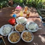 Warung Timlo Bu Ning di Jalan dr. Muwardi, Gendongan, Salatiga, tetap ramai sejak berdiri tahun 2004. Dikelola Doty Wastu Sujiwo, usaha turun-temurun ini menawarkan Timlo khas dengan resep warisan keluarga. Suasana asri rumah joglo lawas dan harga terjangkau menjadikan warung ini favorit pelanggan.