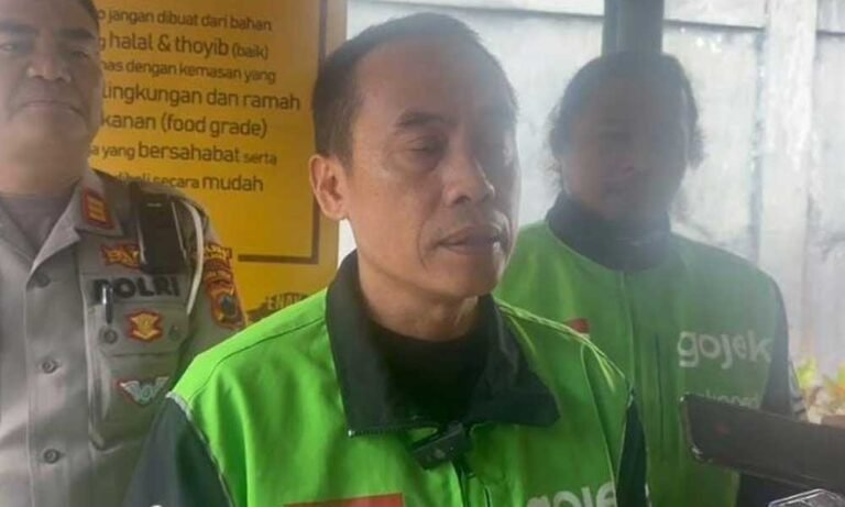 Kericuhan aksi damai di Salatiga berdampak pada penghasilan pengemudi ojek online, Selasa (2/9/2025). Ketua KGM Sulung Putranto menyebut orderan turun hingga 50 persen. Selain aksi ricuh, kebijakan libur tiga hari juga memengaruhi. Satlantas Polres Salatiga memastikan kondisi kota sudah aman dan aktivitas kembali normal.