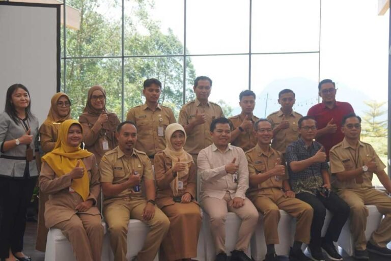 BPJS Kesehatan Ungaran bersama Pemkab Semarang, Kendal, dan Kota Salatiga menggelar rekonsiliasi iuran JKN triwulan III di Ungaran pada 23 September 2025. Kegiatan ini dilakukan untuk memastikan akurasi data peserta dan menjaga UHC. Prosesnya lewat kolaborasi Pemda, monitoring keaktifan, serta pemanfaatan kanal layanan digital.