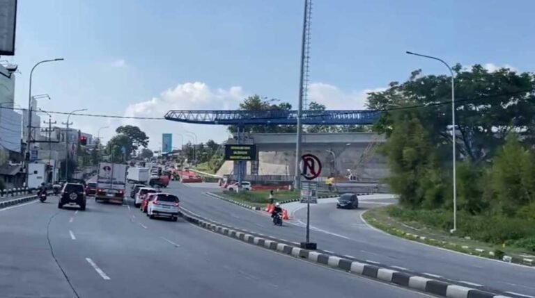Pekerjaan konstruksi Jalan Tol Yogyakarta–Bawen di Exit Tol Bawen, Kabupaten Semarang, dipercepat untuk target operasional akhir 2025. PT JJB dan PT Adhi Karya menyelesaikan pemasangan girder 20–26 September 2025 dengan dukungan kepolisian mengatur lalu lintas malam hari. Tahap selanjutnya pembangunan jembatan layang di atas Jalan Raya Semarang–Solo.