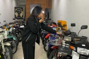 Tren motor jadul kembali diminati anak muda dan membuka peluang usaha. Dio Oky Putra, pemilik Dio Sun Motor Salatiga, menjual motor lawas orisinal maupun restorasi di Bugel, Sidorejo. Sejak beberapa tahun terakhir, ia memasarkan secara online hingga luar daerah karena tingginya permintaan kolektor.
