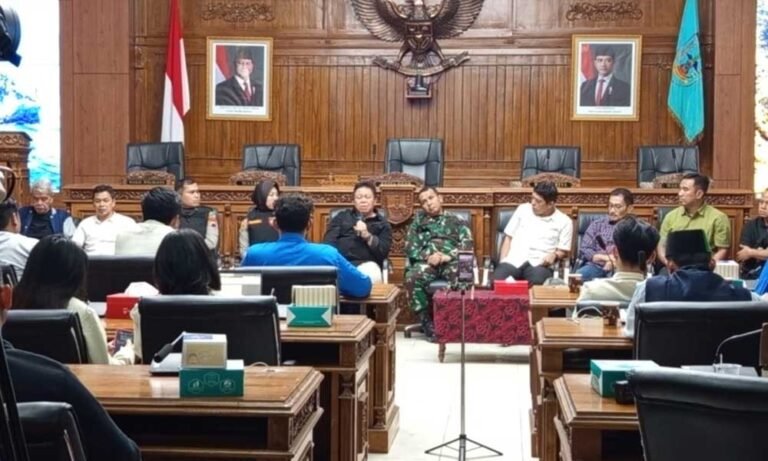 Aliansi Salatiga Menggugat batal menggelar aksi demonstrasi, namun tetap menyampaikan tujuh aspirasi dalam audiensi dengan DPRD Kota Salatiga, Senin (1/9/2025). Koordinator Tri Aprivander Waruwu menyoroti isu nasional dan lokal, sementara DPRD yang dipimpin Dance Ishak Palit sepakat membentuk pansus terkait persoalan sampah dan Taman Wisata Religi.