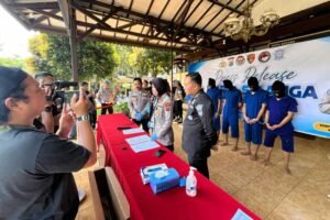 Kasus pencurian potongan pagar besi terjadi usai unjuk rasa ricuh di Mapolres Salatiga oleh empat pemuda dan seorang pelajar. Aksi ini berlangsung di sisi timur Lapangan Pancasila pada 29 Agustus 2025. Mereka mencuri demi dijual, hingga akhirnya terungkap melalui patroli cyber dan bukti video.
