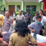 Puluhan siswa SDN Ungaran 01, Kabupaten Semarang, diduga keracunan setelah menyantap menu Makan Bergizi Gratis, Selasa (30/9/2025). Sebanyak 20 anak mengalami mual, muntah, hingga sesak napas. Puskesmas, Dinkes, dan Dokkes Polres turun menangani. Dua siswa dirujuk ke RS, sementara sampel makanan tengah diuji untuk memastikan penyebabnya.