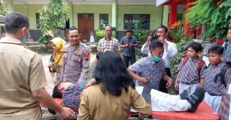 Puluhan siswa SDN Ungaran 01, Kabupaten Semarang, diduga keracunan setelah menyantap menu Makan Bergizi Gratis, Selasa (30/9/2025). Sebanyak 20 anak mengalami mual, muntah, hingga sesak napas. Puskesmas, Dinkes, dan Dokkes Polres turun menangani. Dua siswa dirujuk ke RS, sementara sampel makanan tengah diuji untuk memastikan penyebabnya.