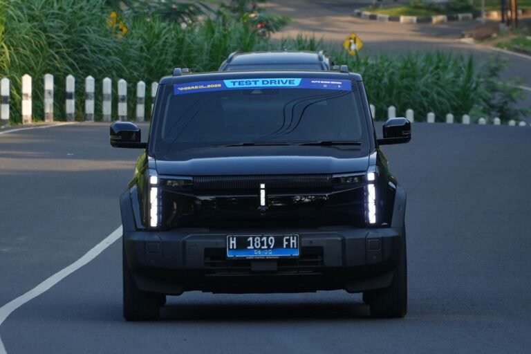 GIIAS Semarang 2025 menghadirkan fasilitas test drive dan test ride oleh berbagai merek otomotif di Muladi Dome UNDIP pada 24–28 September 2025. Program ini digelar untuk memberi pengalaman langsung mencoba performa kendaraan terbaru. Pengunjung dapat menjajal lebih dari 40 unit mobil dan motor di jalur khusus sepanjang 2 km.