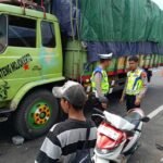 Sebuah truk Hino DR 8655 AE yang dikemudikan Purwasis, 51, warga Mojokerto, mengalami rem blong di lampu merah Exit Jalan Lingkar Selatan Cebongan, Salatiga, menabrak dua motor Vario. Kecelakaan pada Senin pagi itu terjadi akibat gangguan rem angin. Polisi segera menangani lokasi dan memastikan arus lalu lintas kembali lancar.