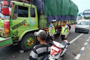 Sebuah truk Hino DR 8655 AE yang dikemudikan Purwasis, 51, warga Mojokerto, mengalami rem blong di lampu merah Exit Jalan Lingkar Selatan Cebongan, Salatiga, menabrak dua motor Vario. Kecelakaan pada Senin pagi itu terjadi akibat gangguan rem angin. Polisi segera menangani lokasi dan memastikan arus lalu lintas kembali lancar.