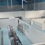 Dapur MBG di Ngreco, Kecamatan Tuntang, Kabupaten Semarang, dikelola SPPG bersama BGN dengan standar profesional setara dapur hotel. Fasilitas dua lantai ini mengatur penyimpanan, pemasakan, hingga pemorsian makanan dengan SOP ketat, pengawasan ahli gizi, serta dukungan teknologi modern demi menjaga kualitas dan higienitas.