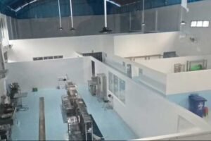 Dapur MBG di Ngreco, Kecamatan Tuntang, Kabupaten Semarang, dikelola SPPG bersama BGN dengan standar profesional setara dapur hotel. Fasilitas dua lantai ini mengatur penyimpanan, pemasakan, hingga pemorsian makanan dengan SOP ketat, pengawasan ahli gizi, serta dukungan teknologi modern demi menjaga kualitas dan higienitas.