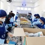 SPPG Ledok Argomulyo memastikan kualitas bahan baku program MGB oleh tim dapur di Jalan Argo Pratolo, Salatiga, Jumat 26 September 2025. Langkah ini dilakukan untuk menjaga kesehatan 3.836 penerima manfaat. Prosesnya melalui penyortiran, pemisahan bahan, pendinginan, hingga distribusi cepat dengan standar higienitas ketat.