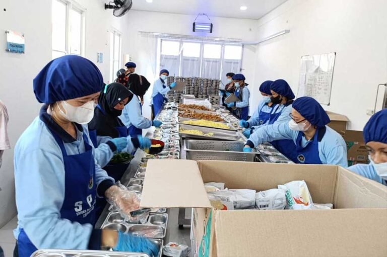 SPPG Ledok Argomulyo memastikan kualitas bahan baku program MGB oleh tim dapur di Jalan Argo Pratolo, Salatiga, Jumat 26 September 2025. Langkah ini dilakukan untuk menjaga kesehatan 3.836 penerima manfaat. Prosesnya melalui penyortiran, pemisahan bahan, pendinginan, hingga distribusi cepat dengan standar higienitas ketat.