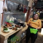 Coffe Ndeso di Dusun Cabean Kulon, Desa Karangduren, Tengaran, Kab. Semarang, ramai diperbincangkan warga pada Sabtu (20/9/2025). Warung milik Mbak Layin ini menghadirkan nuansa tempo dulu dengan masakan dapur nenek, harga terjangkau, dan suasana pedesaan yang bikin pengunjung merasa pulang ke rumah neneknya.