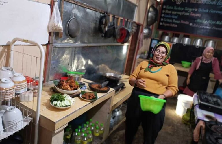 Coffe Ndeso di Dusun Cabean Kulon, Desa Karangduren, Tengaran, Kab. Semarang, ramai diperbincangkan warga pada Sabtu (20/9/2025). Warung milik Mbak Layin ini menghadirkan nuansa tempo dulu dengan masakan dapur nenek, harga terjangkau, dan suasana pedesaan yang bikin pengunjung merasa pulang ke rumah neneknya.