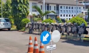 Puluhan personel TNI-Polri berjaga di Kantor Bupati dan DPRD Kabupaten Semarang pada Senin (1/9/2025). Penjagaan dilakukan sejak Sabtu untuk mengantisipasi kericuhan. Kapolres Semarang AKBP Ratna Quratul Ainy memimpin patroli gabungan di titik rawan, sebagai upaya menjaga situasi tetap aman dan kondusif.